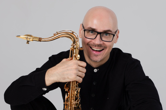 Саксофонист SyntheticSax. Мировые хиты от Ameno до Lambada.