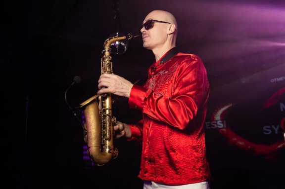 Саксофонист SyntheticSax. Мировые хиты от Ameno до Lambada.