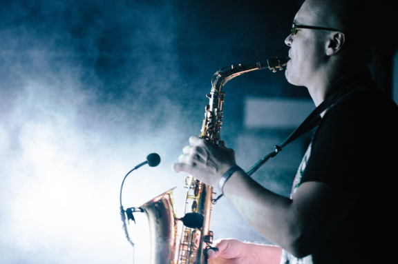 Саксофонист SyntheticSax. Мировые хиты от Ameno до Lambada.
