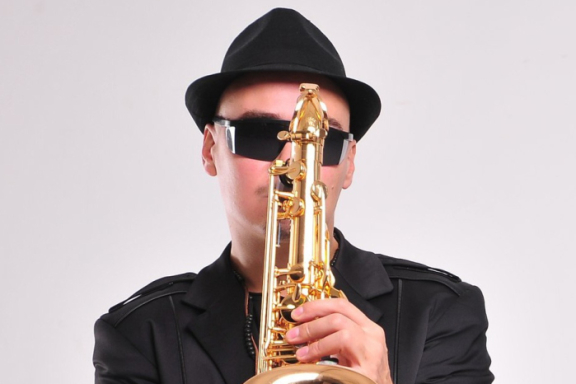 Саксофонист SyntheticSax. Мировые хиты от Ameno до Lambada.